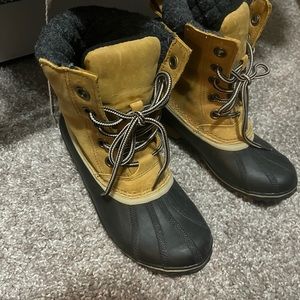 Snow boots